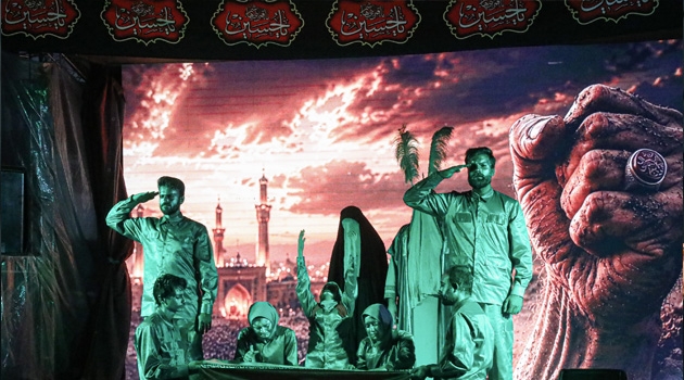 استقبال پرشور مردم مشهد از نمایش خیابانی قائد