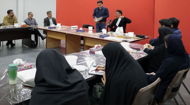 آفرینش هنر در کارگاه آینه‌کاری؛ از برش شیشه تا خلق اثر